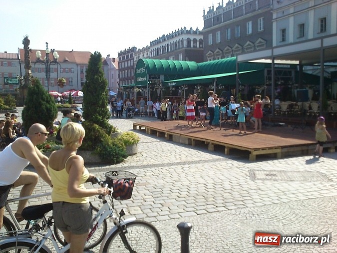 Zdjęcie w galerii na portalu naszraciborz.pl: Szkoła muzyczna wychodzi do mieszkańców wiadomości z regionu