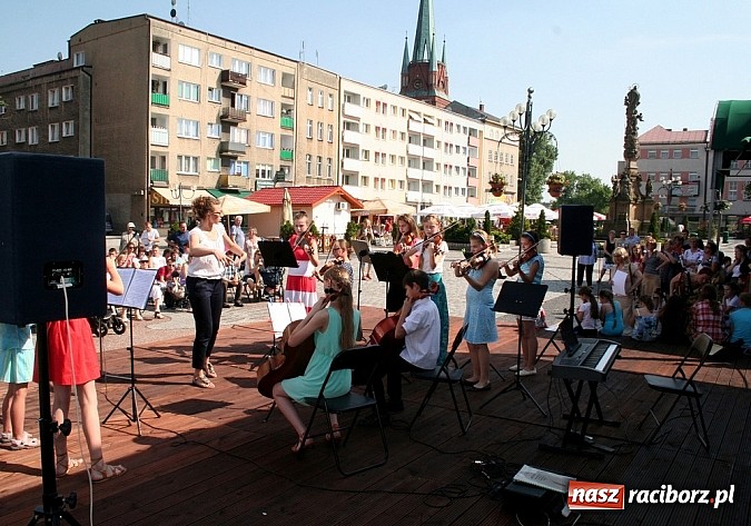 Zdjęcie w galerii na portalu naszraciborz.pl: Szkoła muzyczna wychodzi do mieszkańców wiadomości z regionu