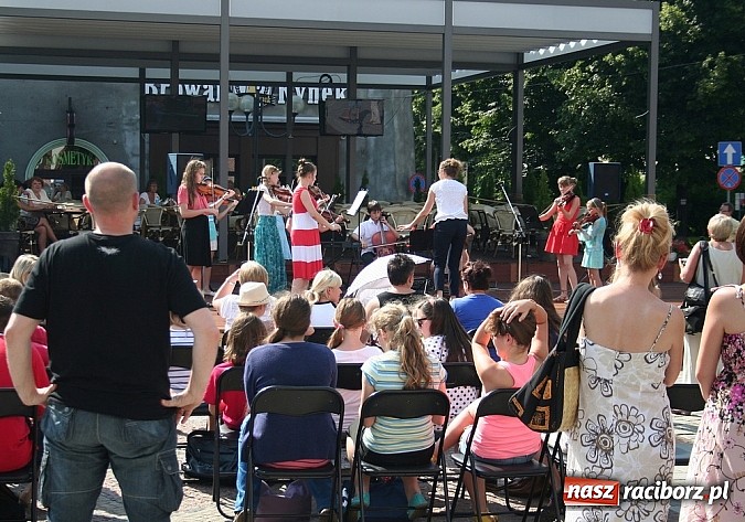Zdjęcie w galerii na portalu naszraciborz.pl: Szkoła muzyczna wychodzi do mieszkańców wiadomości z regionu