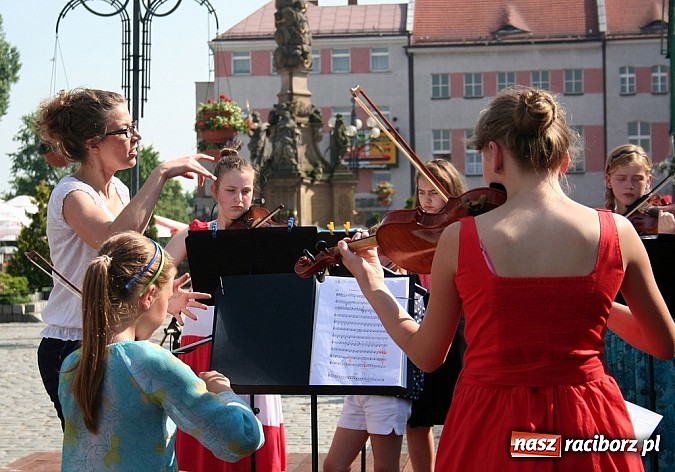 Zdjęcie w galerii na portalu naszraciborz.pl: Szkoła muzyczna wychodzi do mieszkańców wiadomości z regionu