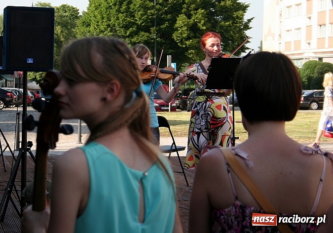 Zdjęcie w galerii na portalu naszraciborz.pl: Szkoła muzyczna wychodzi do mieszkańców wiadomości z regionu