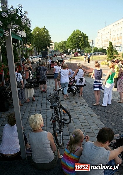 Zdjęcie w galerii na portalu naszraciborz.pl: Szkoła muzyczna wychodzi do mieszkańców wiadomości z regionu