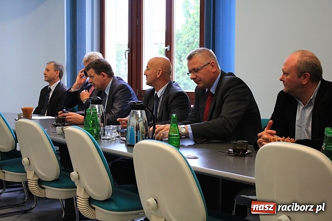 Zdjęcie w galerii na portalu naszraciborz.pl: Droga Racibórz-Pszczyna. Umowa na opracowanie dokumentacji podpisana wiadomości z regionu