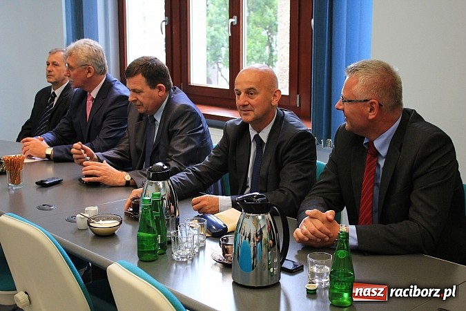 Zdjęcie w galerii na portalu naszraciborz.pl: Droga Racibórz-Pszczyna. Umowa na opracowanie dokumentacji podpisana wiadomości z regionu