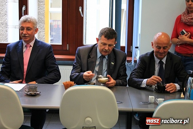 Zdjęcie w galerii na portalu naszraciborz.pl: Droga Racibórz-Pszczyna. Umowa na opracowanie dokumentacji podpisana wiadomości z regionu