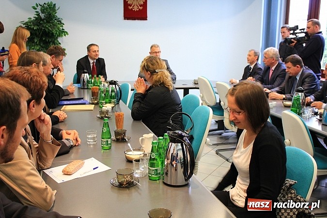 Zdjęcie w galerii na portalu naszraciborz.pl: Droga Racibórz-Pszczyna. Umowa na opracowanie dokumentacji podpisana wiadomości z regionu