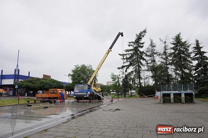 Zdjęcie w galerii na portalu naszraciborz.pl: Pomnik Arki Bożka zdjęto już z cokołu wiadomości z regionu