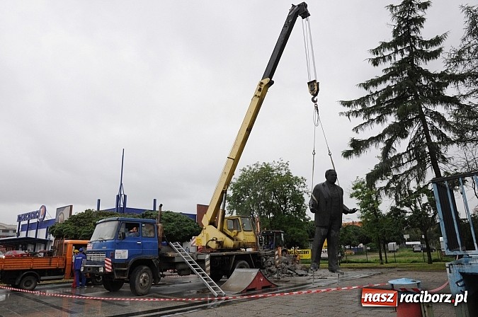 Zdjęcie w galerii na portalu naszraciborz.pl: Pomnik Arki Bożka zdjęto już z cokołu wiadomości z regionu