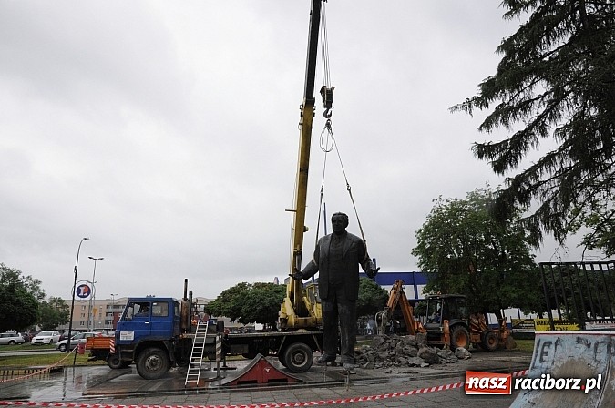 Zdjęcie w galerii na portalu naszraciborz.pl: Pomnik Arki Bożka zdjęto już z cokołu wiadomości z regionu