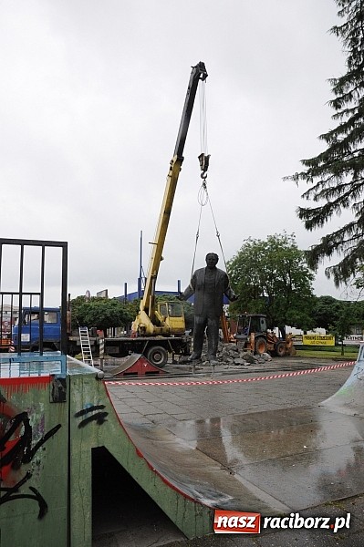 Zdjęcie w galerii na portalu naszraciborz.pl: Pomnik Arki Bożka zdjęto już z cokołu wiadomości z regionu