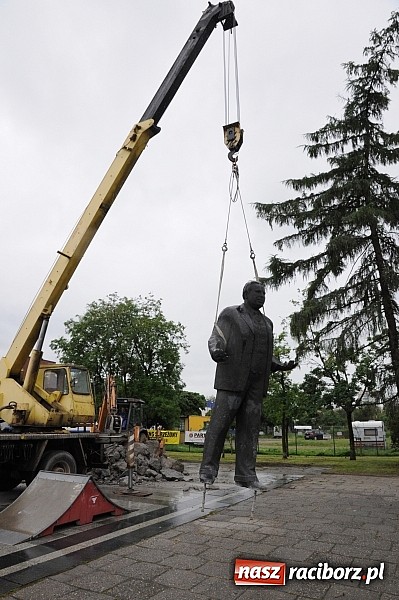 Zdjęcie w galerii na portalu naszraciborz.pl: Pomnik Arki Bożka zdjęto już z cokołu wiadomości z regionu