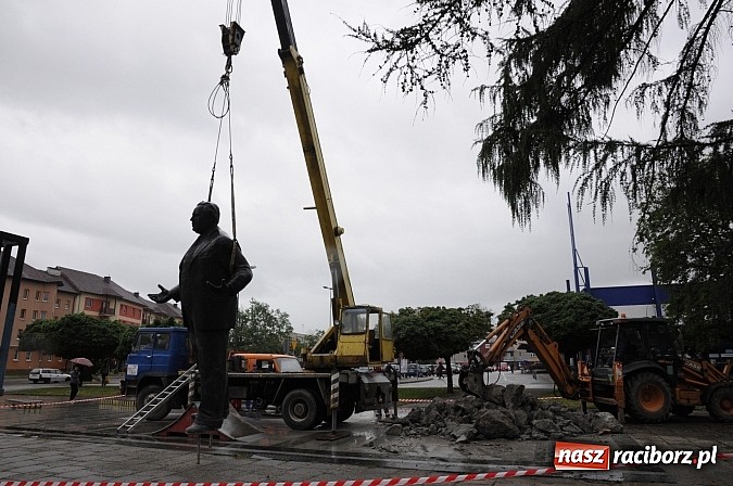 Zdjęcie w galerii na portalu naszraciborz.pl: Pomnik Arki Bożka zdjęto już z cokołu wiadomości z regionu