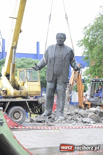 Zdjęcie w galerii na portalu naszraciborz.pl: Pomnik Arki Bożka zdjęto już z cokołu wiadomości z regionu