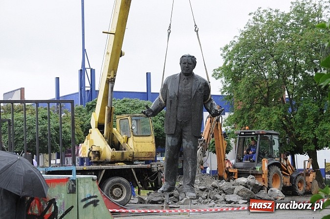 Zdjęcie w galerii na portalu naszraciborz.pl: Pomnik Arki Bożka zdjęto już z cokołu wiadomości z regionu