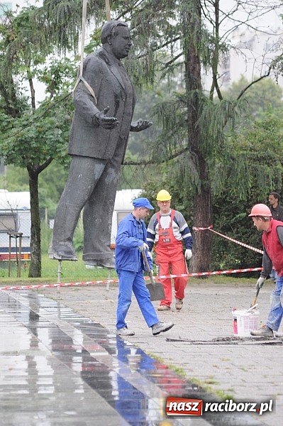 Zdjęcie w galerii na portalu naszraciborz.pl: Pomnik Arki Bożka zdjęto już z cokołu wiadomości z regionu
