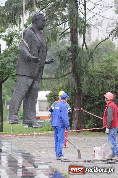 Zdjęcie w galerii na portalu naszraciborz.pl: Pomnik Arki Bożka zdjęto już z cokołu wiadomości z regionu