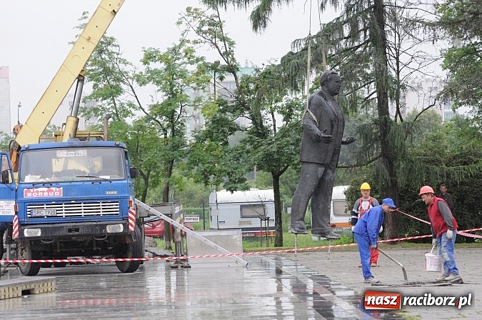 Zdjęcie w galerii na portalu naszraciborz.pl: Pomnik Arki Bożka zdjęto już z cokołu wiadomości z regionu