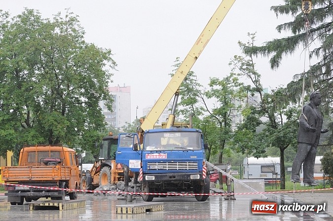 Zdjęcie w galerii na portalu naszraciborz.pl: Pomnik Arki Bożka zdjęto już z cokołu wiadomości z regionu