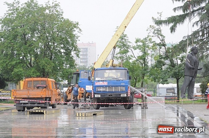 Zdjęcie w galerii na portalu naszraciborz.pl: Pomnik Arki Bożka zdjęto już z cokołu wiadomości z regionu