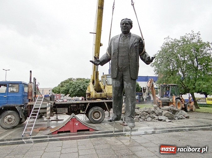Zdjęcie w galerii na portalu naszraciborz.pl: Pomnik Arki Bożka zdjęto już z cokołu wiadomości z regionu