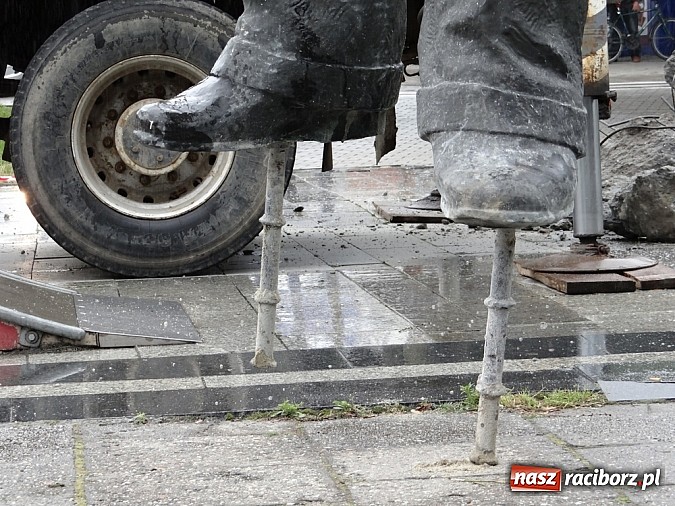 Zdjęcie w galerii na portalu naszraciborz.pl: Pomnik Arki Bożka zdjęto już z cokołu wiadomości z regionu