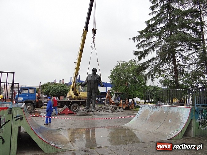 Zdjęcie w galerii na portalu naszraciborz.pl: Pomnik Arki Bożka zdjęto już z cokołu wiadomości z regionu