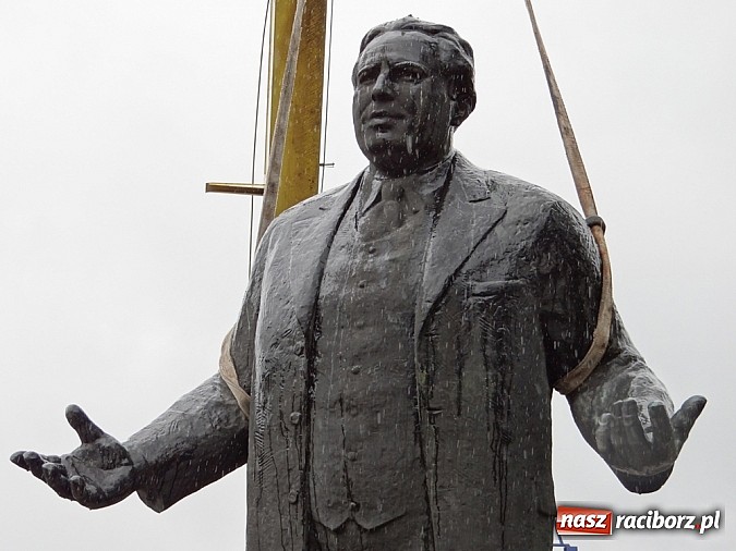 Zdjęcie w galerii na portalu naszraciborz.pl: Pomnik Arki Bożka zdjęto już z cokołu wiadomości z regionu