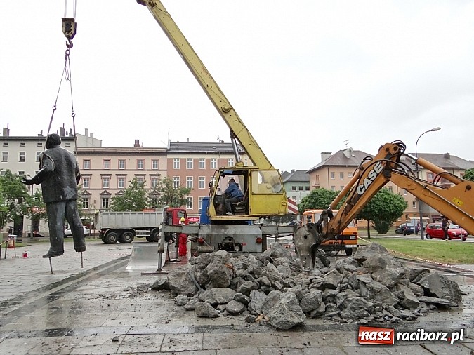 Zdjęcie w galerii na portalu naszraciborz.pl: Pomnik Arki Bożka zdjęto już z cokołu wiadomości z regionu