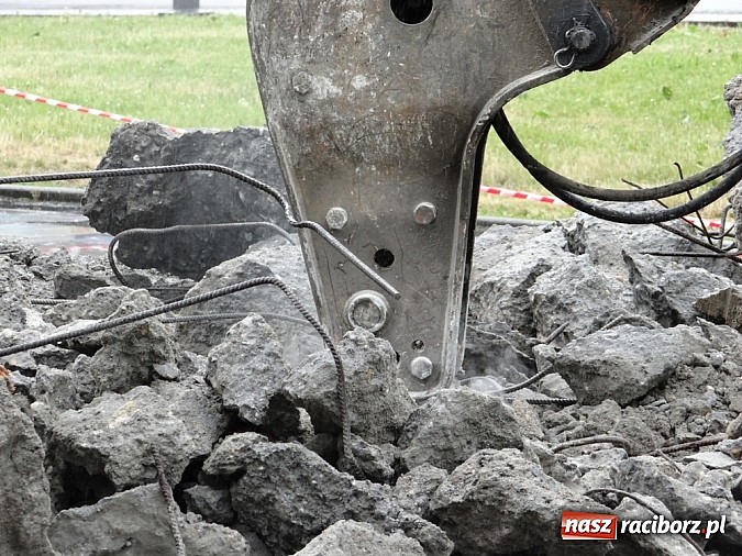 Zdjęcie w galerii na portalu naszraciborz.pl: Pomnik Arki Bożka zdjęto już z cokołu wiadomości z regionu