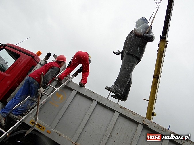 Zdjęcie w galerii na portalu naszraciborz.pl: Pomnik Arki Bożka zdjęto już z cokołu wiadomości z regionu