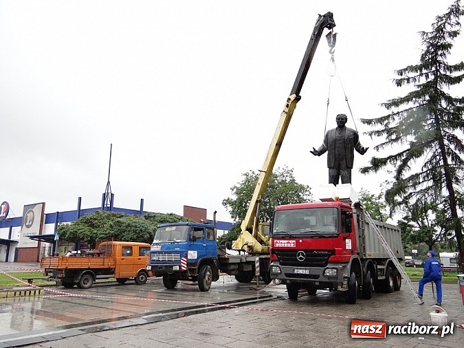 Zdjęcie w galerii na portalu naszraciborz.pl: Pomnik Arki Bożka zdjęto już z cokołu wiadomości z regionu