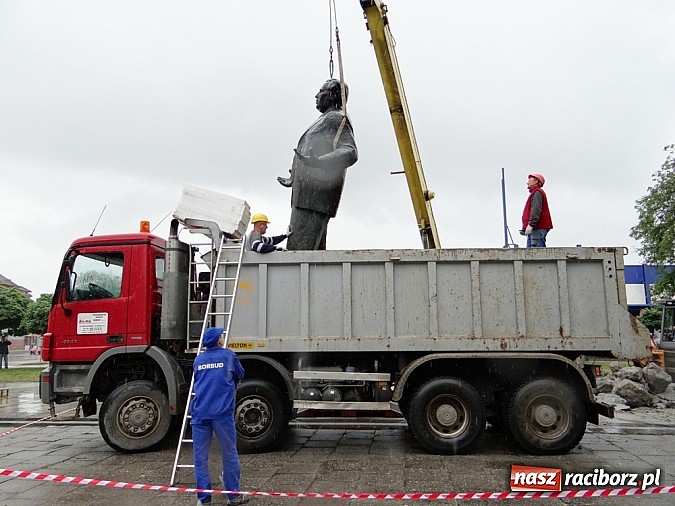 Zdjęcie w galerii na portalu naszraciborz.pl: Pomnik Arki Bożka zdjęto już z cokołu wiadomości z regionu