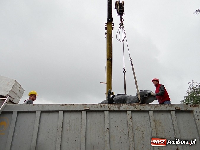 Zdjęcie w galerii na portalu naszraciborz.pl: Pomnik Arki Bożka zdjęto już z cokołu wiadomości z regionu