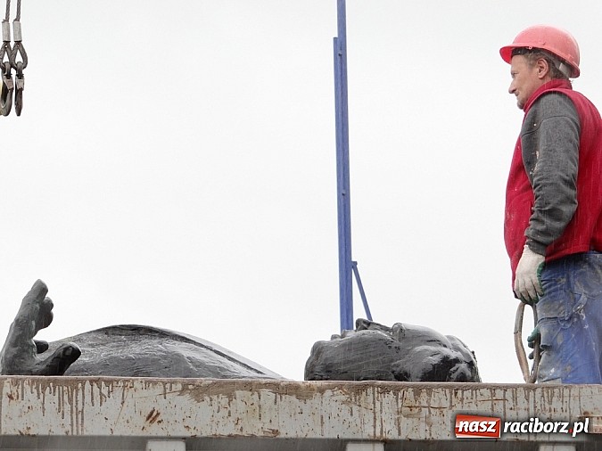 Zdjęcie w galerii na portalu naszraciborz.pl: Pomnik Arki Bożka zdjęto już z cokołu wiadomości z regionu