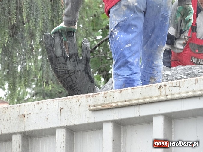 Zdjęcie w galerii na portalu naszraciborz.pl: Pomnik Arki Bożka zdjęto już z cokołu wiadomości z regionu