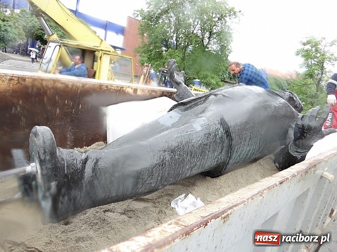 Zdjęcie w galerii na portalu naszraciborz.pl: Pomnik Arki Bożka zdjęto już z cokołu wiadomości z regionu