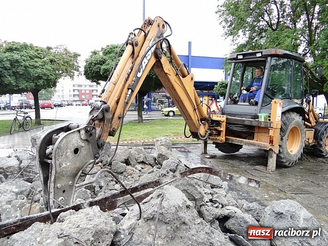 Zdjęcie w galerii na portalu naszraciborz.pl: Pomnik Arki Bożka zdjęto już z cokołu wiadomości z regionu
