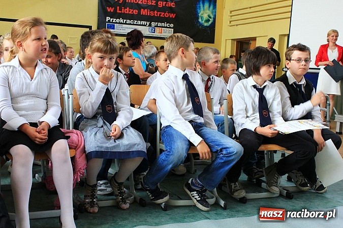 Zdjęcie w galerii na portalu naszraciborz.pl: Odebrali tablety za swój 60-sekundowy western wiadomości z regionu