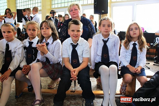 Zdjęcie w galerii na portalu naszraciborz.pl: Odebrali tablety za swój 60-sekundowy western wiadomości z regionu