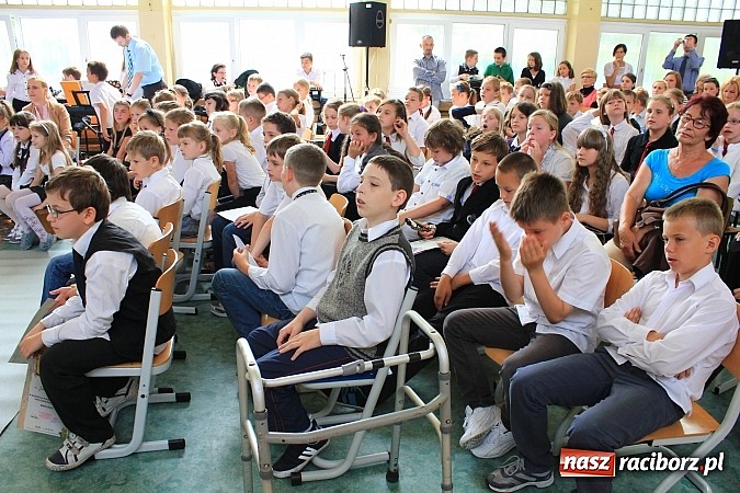 Zdjęcie w galerii na portalu naszraciborz.pl: Odebrali tablety za swój 60-sekundowy western wiadomości z regionu