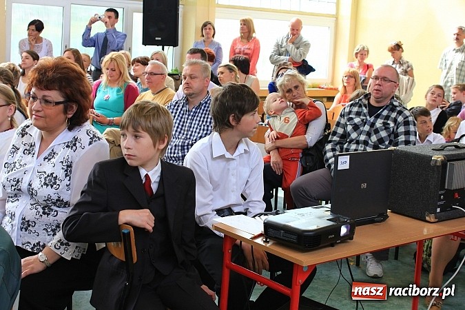 Zdjęcie w galerii na portalu naszraciborz.pl: Odebrali tablety za swój 60-sekundowy western wiadomości z regionu