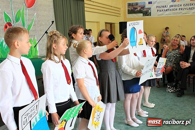 Zdjęcie w galerii na portalu naszraciborz.pl: Odebrali tablety za swój 60-sekundowy western wiadomości z regionu