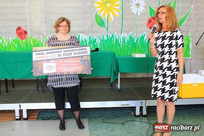 Zdjęcie w galerii na portalu naszraciborz.pl: Odebrali tablety za swój 60-sekundowy western wiadomości z regionu