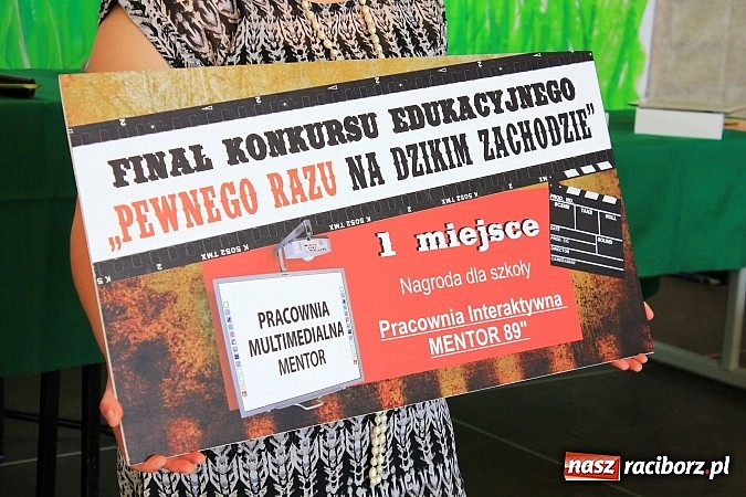 Zdjęcie w galerii na portalu naszraciborz.pl: Odebrali tablety za swój 60-sekundowy western wiadomości z regionu