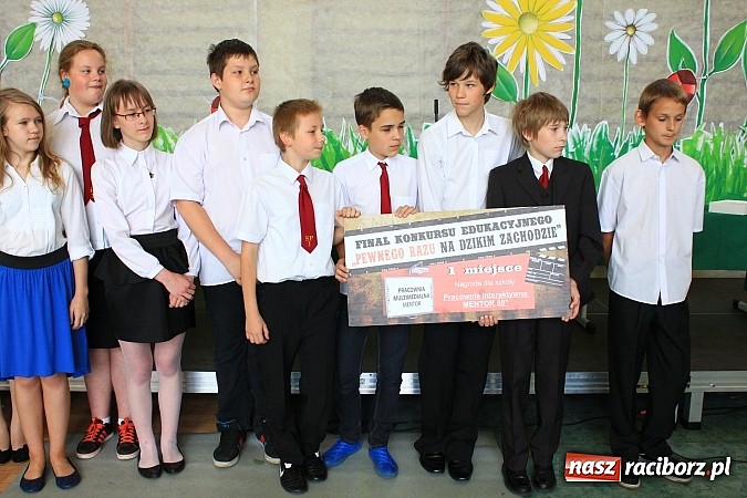 Zdjęcie w galerii na portalu naszraciborz.pl: Odebrali tablety za swój 60-sekundowy western wiadomości z regionu