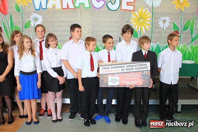 Zdjęcie w galerii na portalu naszraciborz.pl: Odebrali tablety za swój 60-sekundowy western wiadomości z regionu