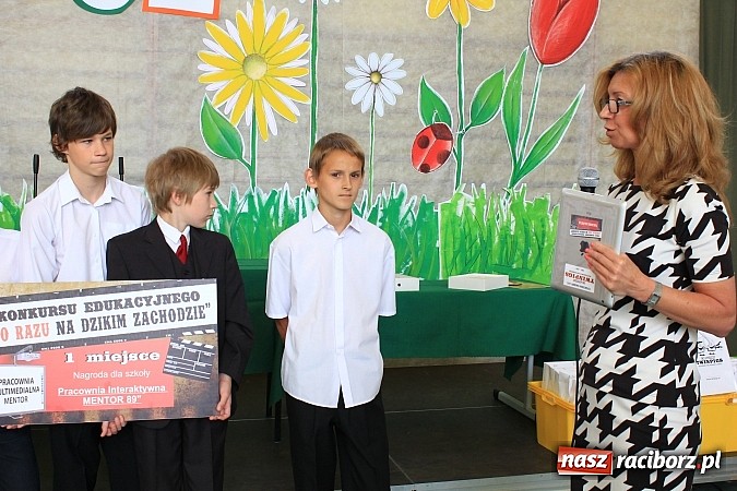 Zdjęcie w galerii na portalu naszraciborz.pl: Odebrali tablety za swój 60-sekundowy western wiadomości z regionu