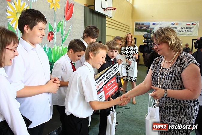Zdjęcie w galerii na portalu naszraciborz.pl: Odebrali tablety za swój 60-sekundowy western wiadomości z regionu