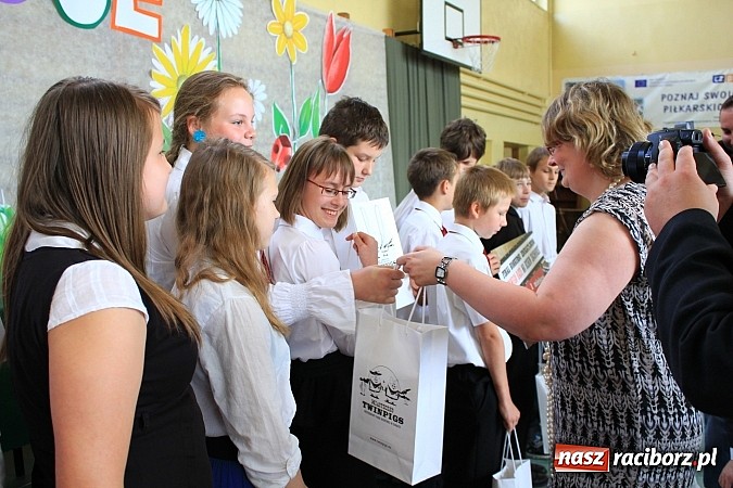 Zdjęcie w galerii na portalu naszraciborz.pl: Odebrali tablety za swój 60-sekundowy western wiadomości z regionu