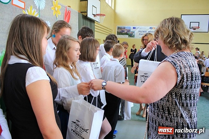 Zdjęcie w galerii na portalu naszraciborz.pl: Odebrali tablety za swój 60-sekundowy western wiadomości z regionu